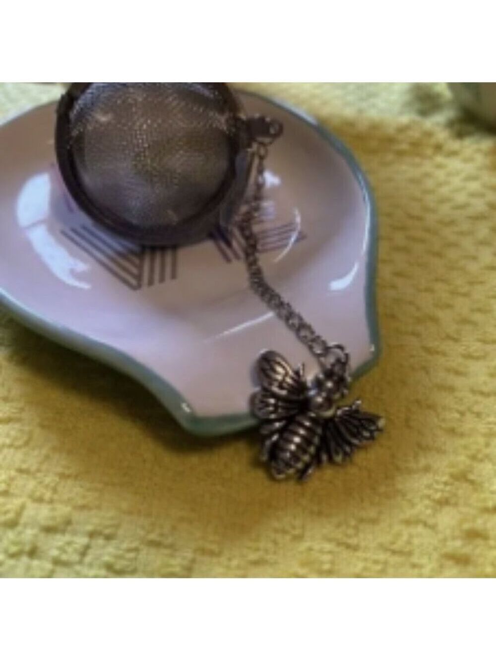 heart-printed pink cups and spoon rest, along with the cute bumble bee tea ball - Picture 6 of 6